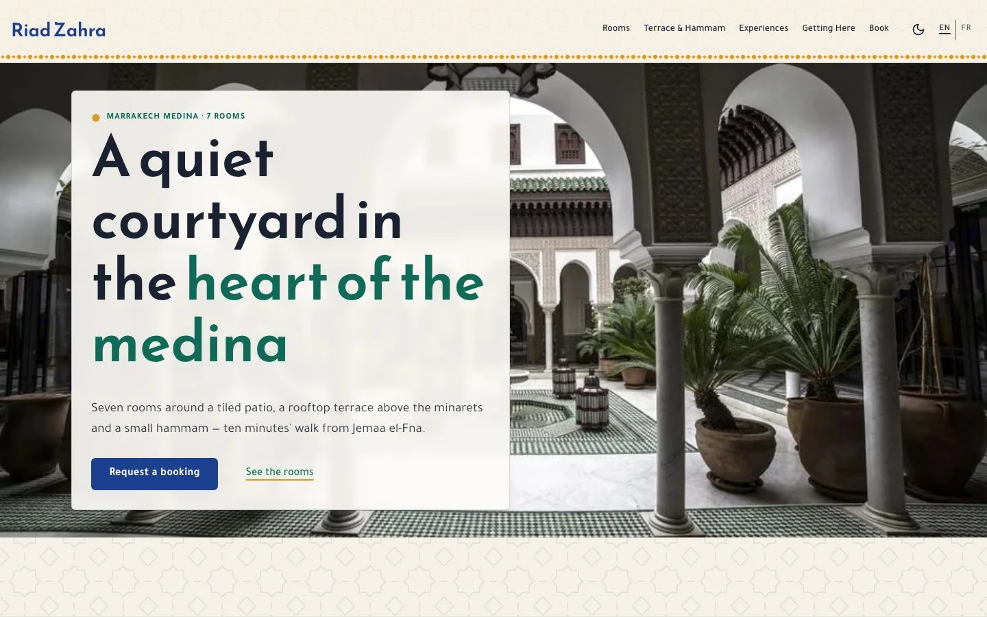 Accueil du site Riad Zahra : patio carrelé à arcades et palmiers en pots au cœur de la médina