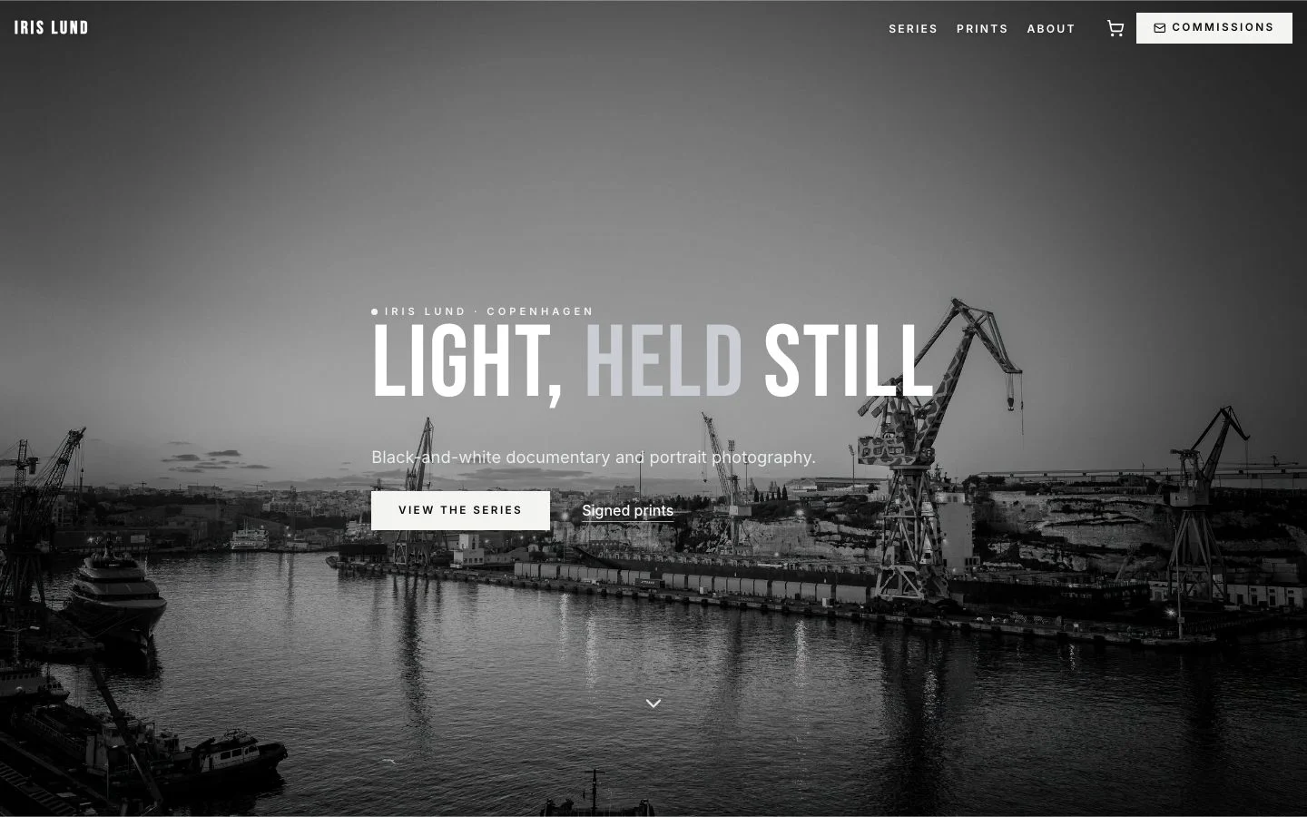 Accueil du site Iris Lund : photo plein écran en noir et blanc d’un port et de ses grues au crépuscule