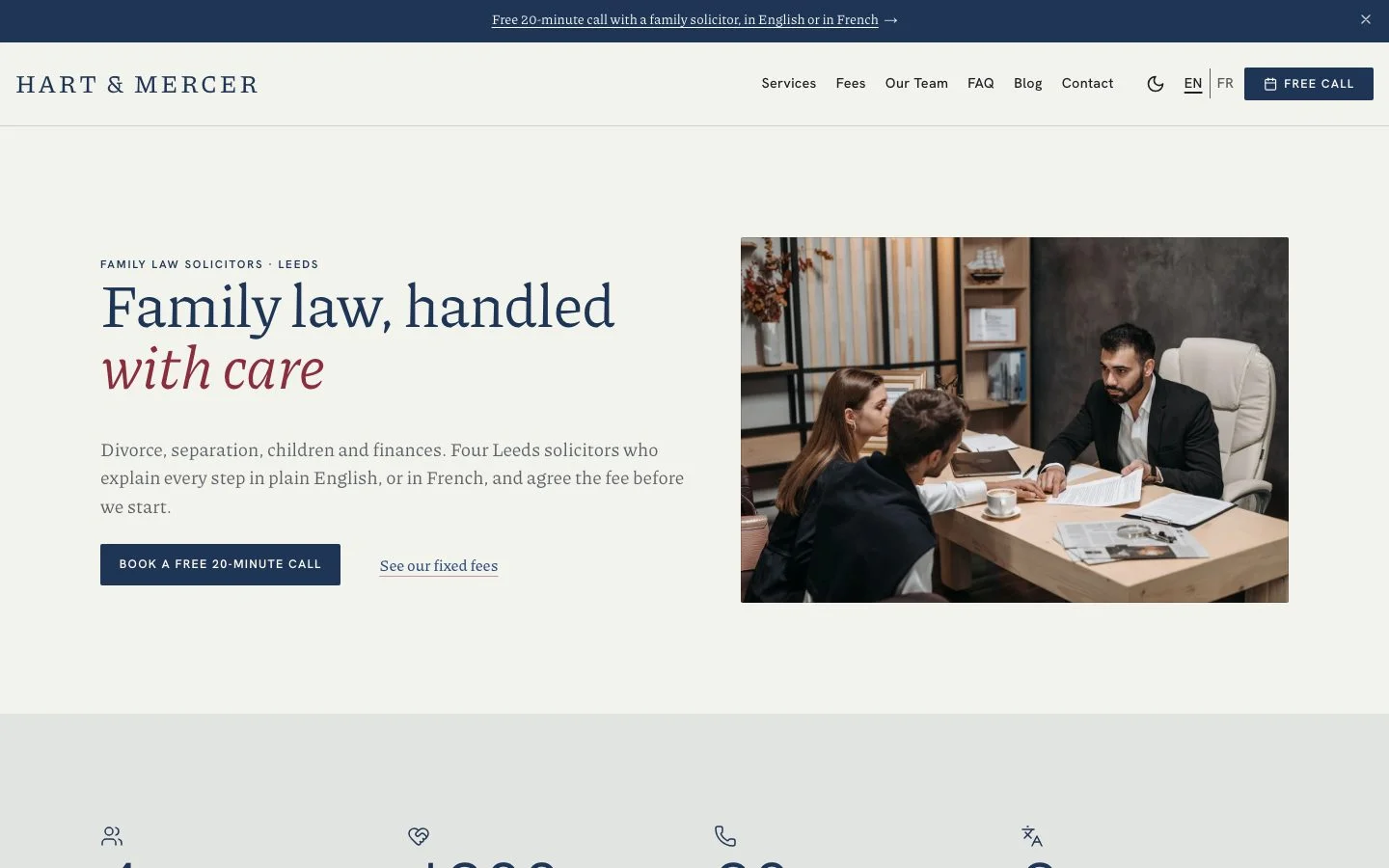Accueil du site Hart & Mercer : titre du cabinet et photo d’un rendez-vous avec un avocat